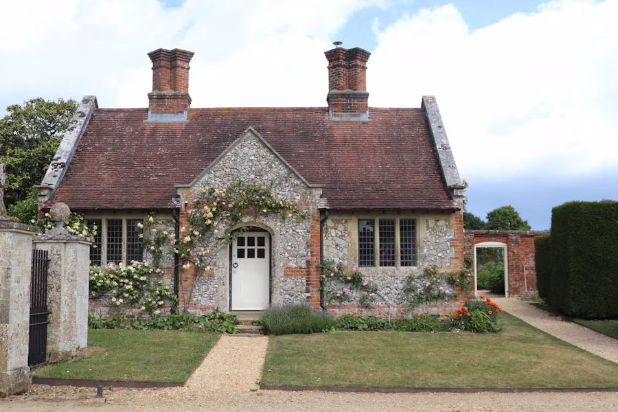 4-bedroom Georgian-inspired knock-down rebuild in Farnham, Surrey